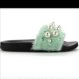 Fur sandals with pearl